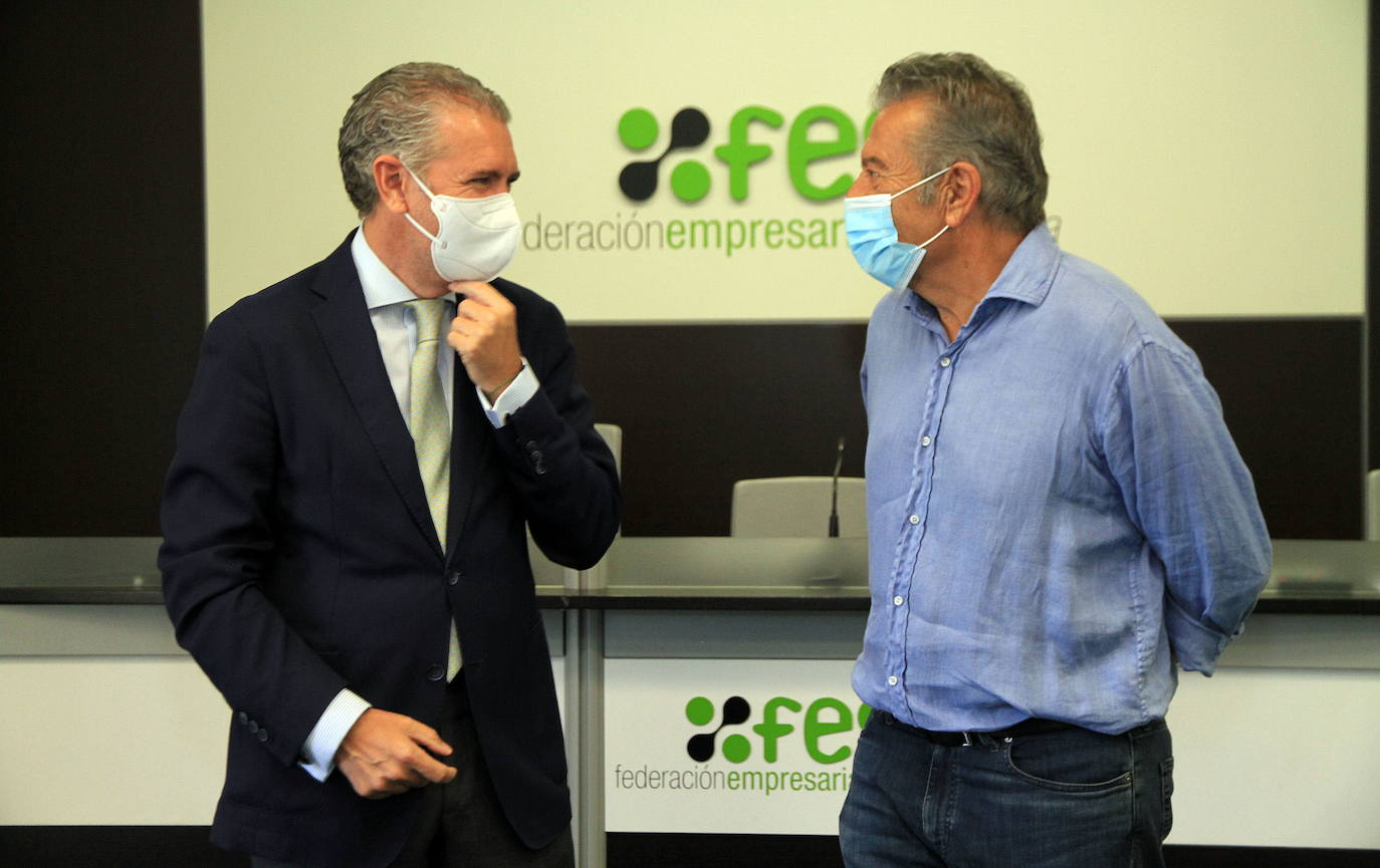 EL presidente de la Fes, Andrés Ortega (izquierda), durante un acto. 