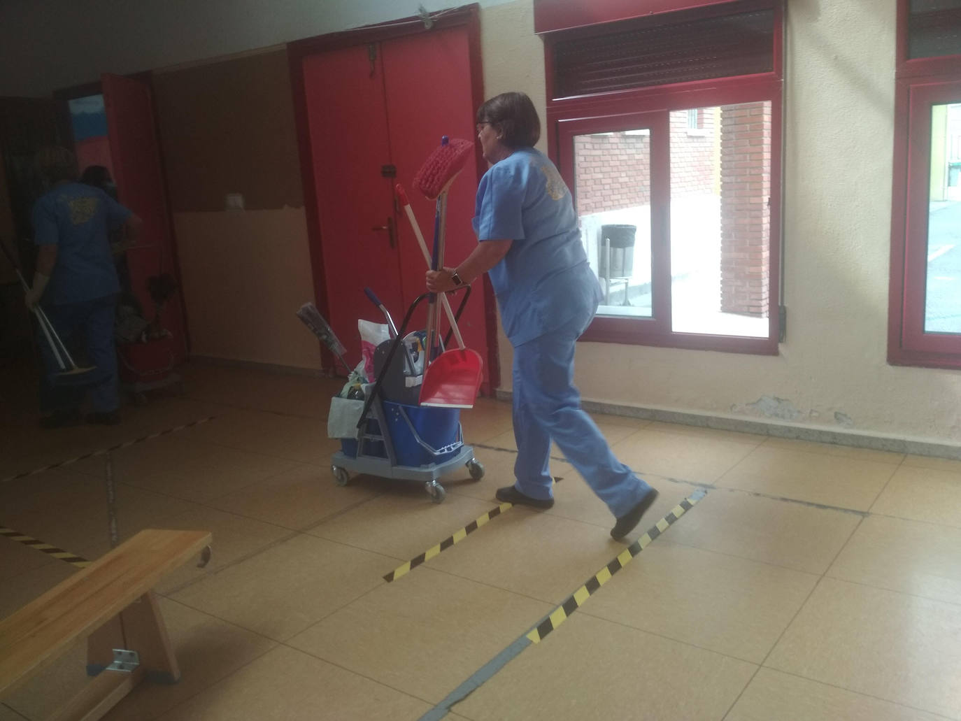 Una trabajadora de la limpieza en uno de los colegios de la localidad. 