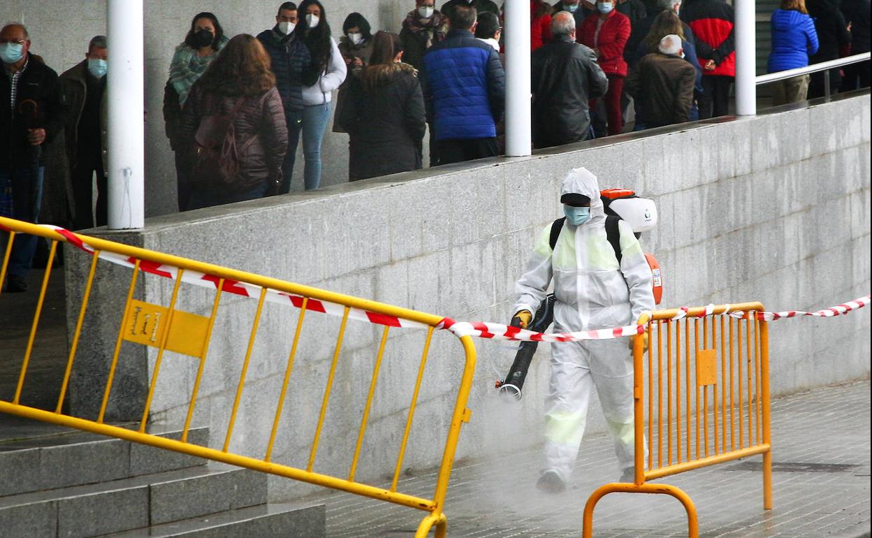 Personal sanitario en Ciudad Rodrigo durante los cribados masivos de la semana pasada.