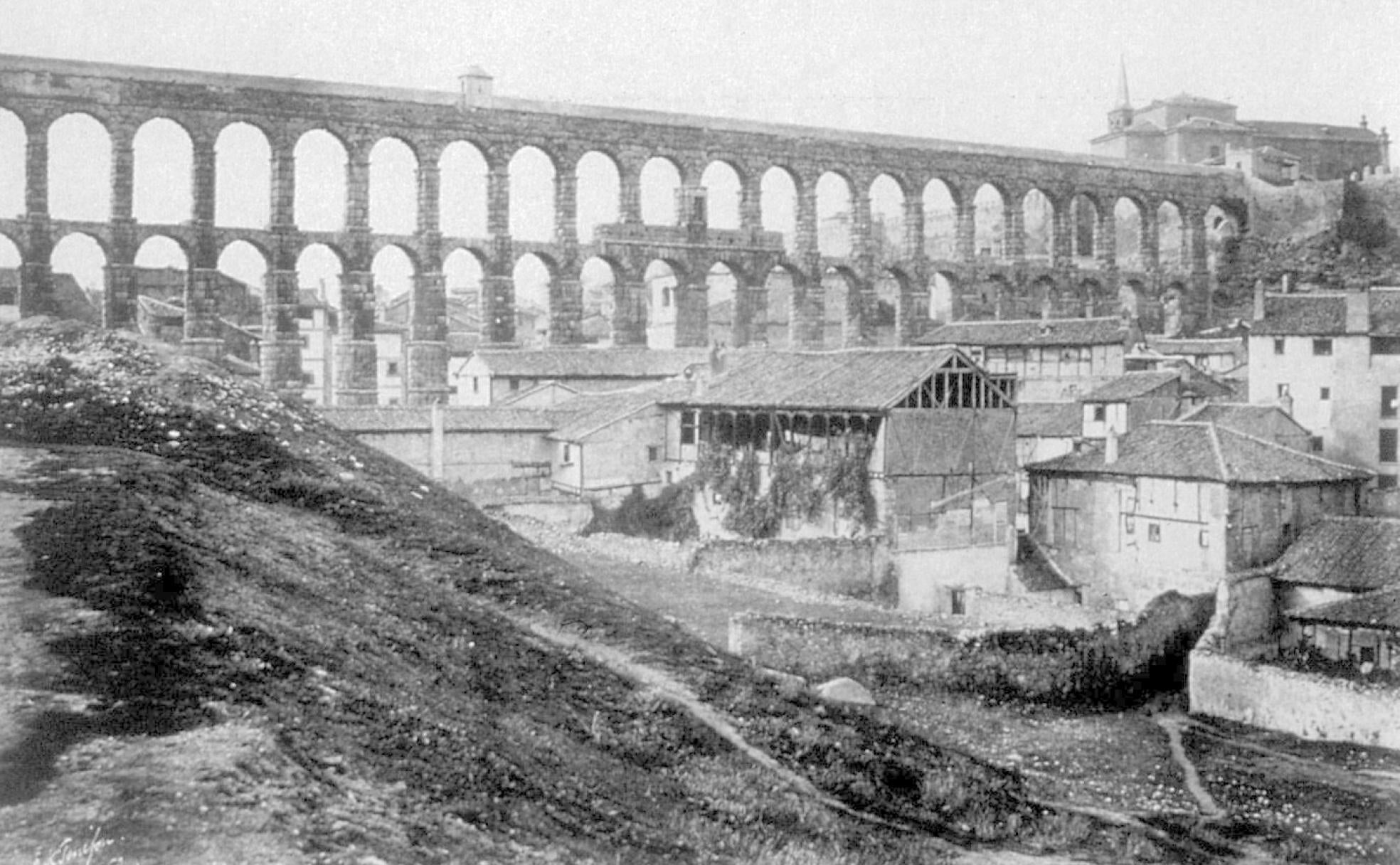 El Acueducto de Segovia, visto desde El Salvador y uno de los escenarios más madrugadores de la revuelta, en una fotografía de 1852.