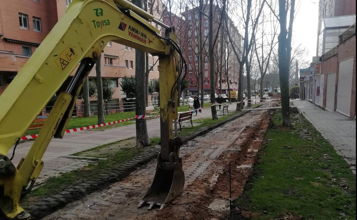 Obras del carril entre Adolfo Miaja de la Muela y Mateo Seoane Sobral.