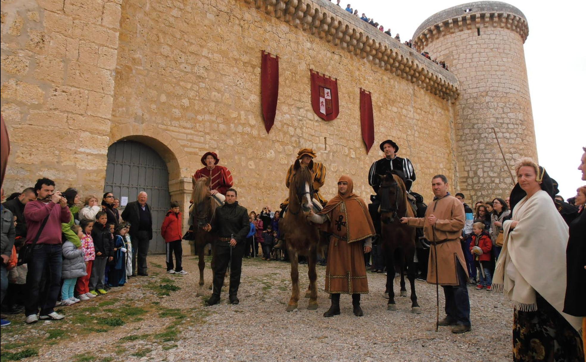 Miembros del grupo de teatro La Barbacana de Torrelobatón, a caballo, recreando la salida de los comuneros desde el castillo, que se realiza cada 23 de abril.