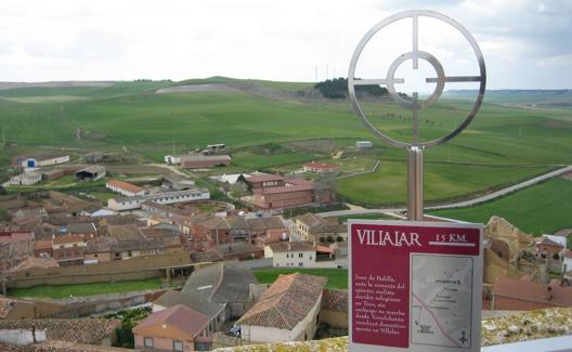 Visor y cartel instalados en la fortaleza de Torrelobatón que indican dónde está la vecina Villalar, que acogió la batalla definitiva.