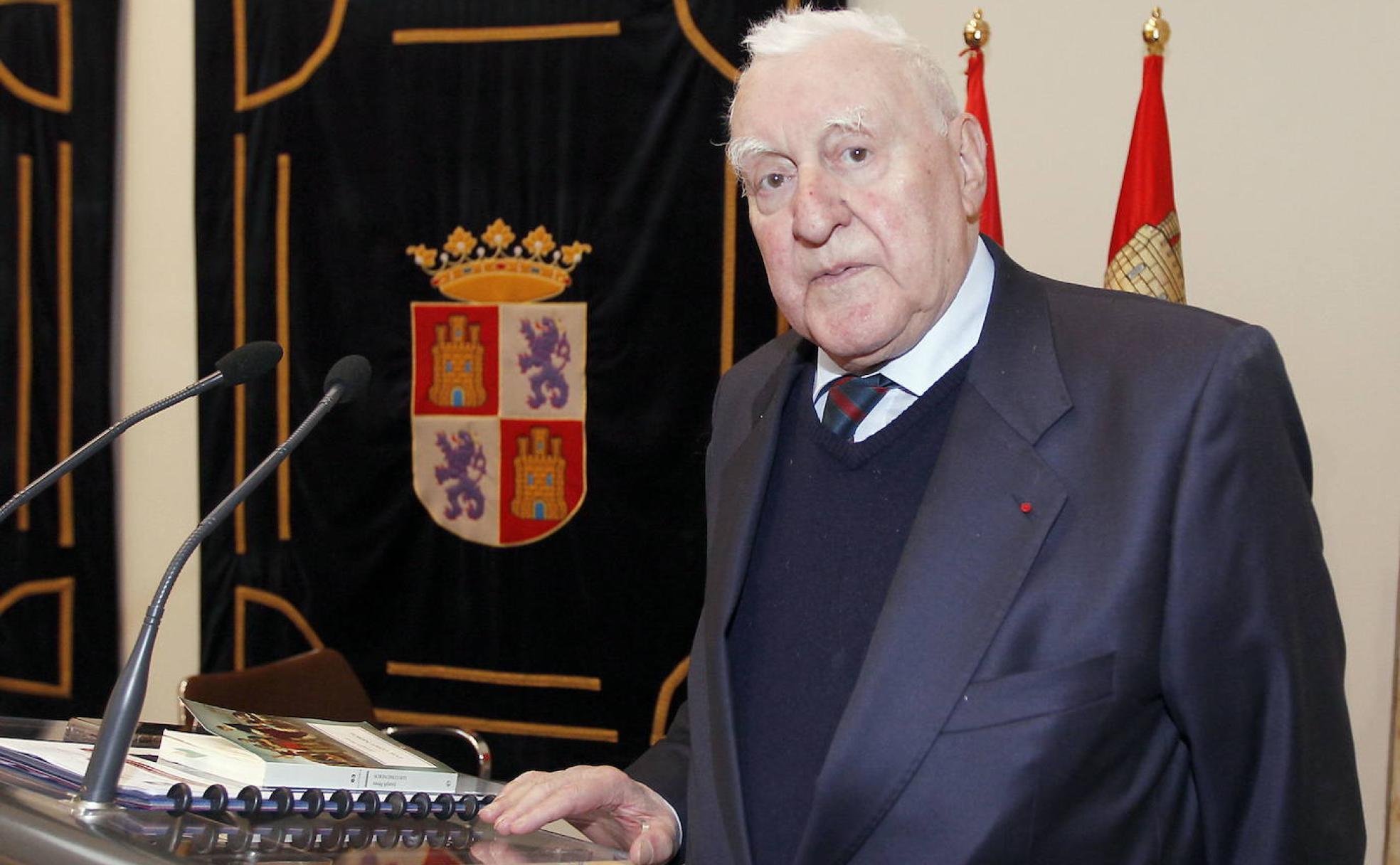 El desaparecido historiador francés Joseph Pérez después de clausurar el V Simposio de Historia Comunera en las Cortes de Castilla y León en 2016.
