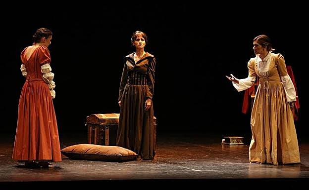 Actrices de La Función Teatro en 'María Pacheco, la voz en el exilio', sobre la vida de la comunera en su Granada natal, Toledo y Portugal.