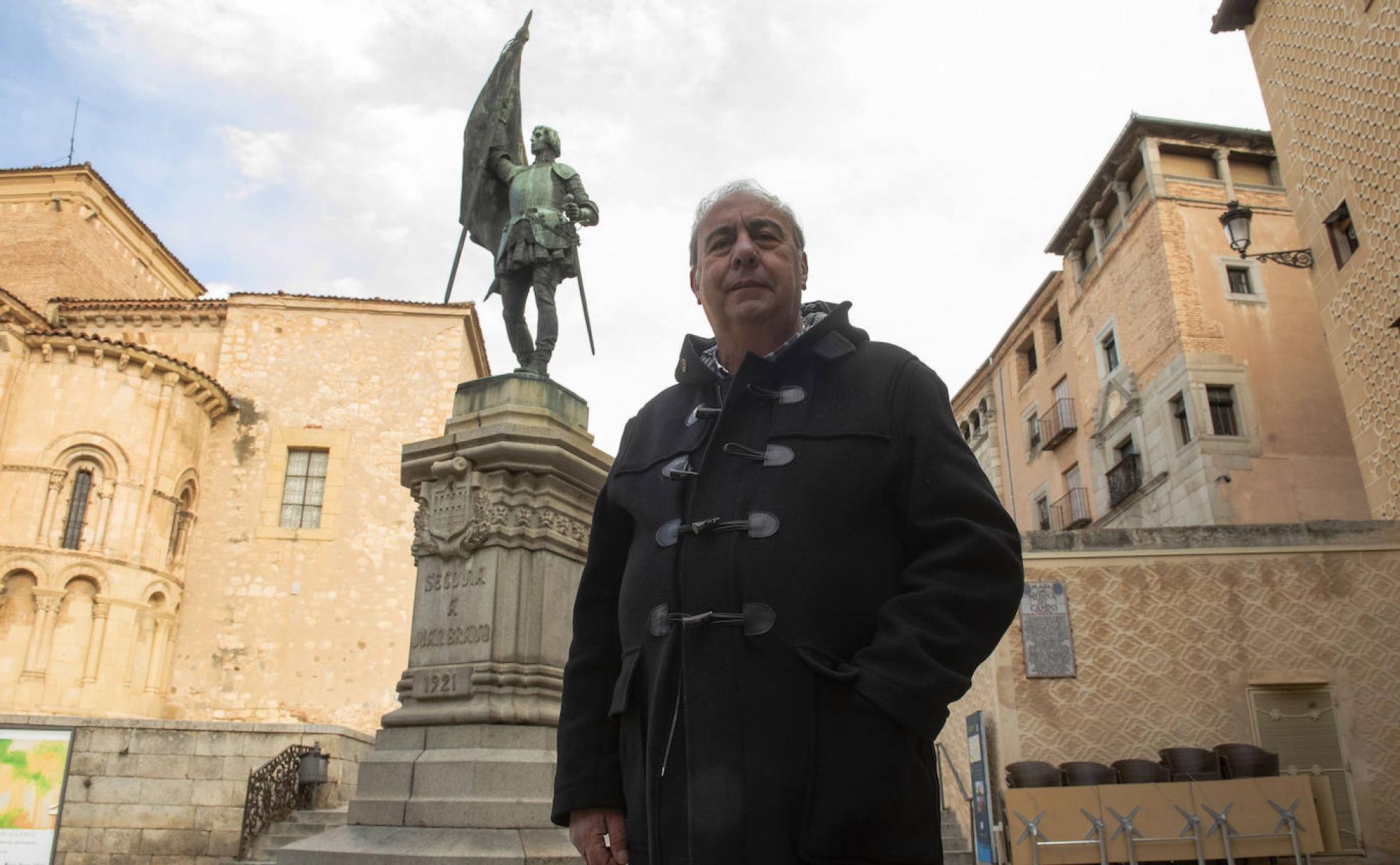 Fernando Ortiz, miembro fundador del grupo de folk Nuevo Mester de Juglaría, delante del monumento de Juan Bravo de Segovia.