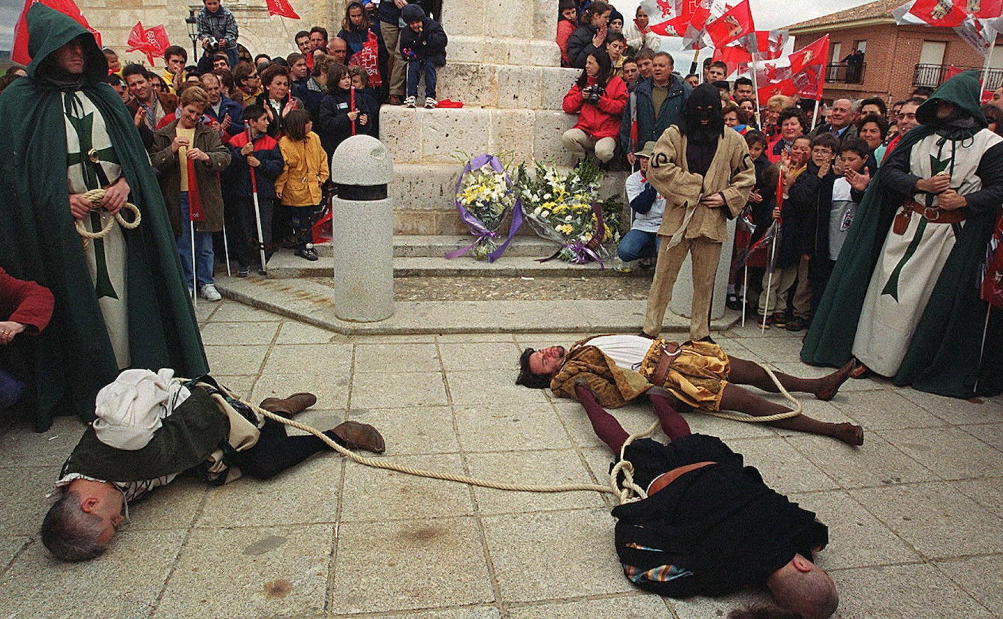 Varios actores representan el ajusticiamiento de los capitanes comuneros en el monolito de Villalar durante la celebración del Día de la Comunidad de 2001.