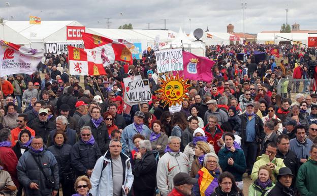 Una multitud ondea banderas y porta pancartas de todo tipo durante una celebración pasada de la Fiesta de la Comunidad.