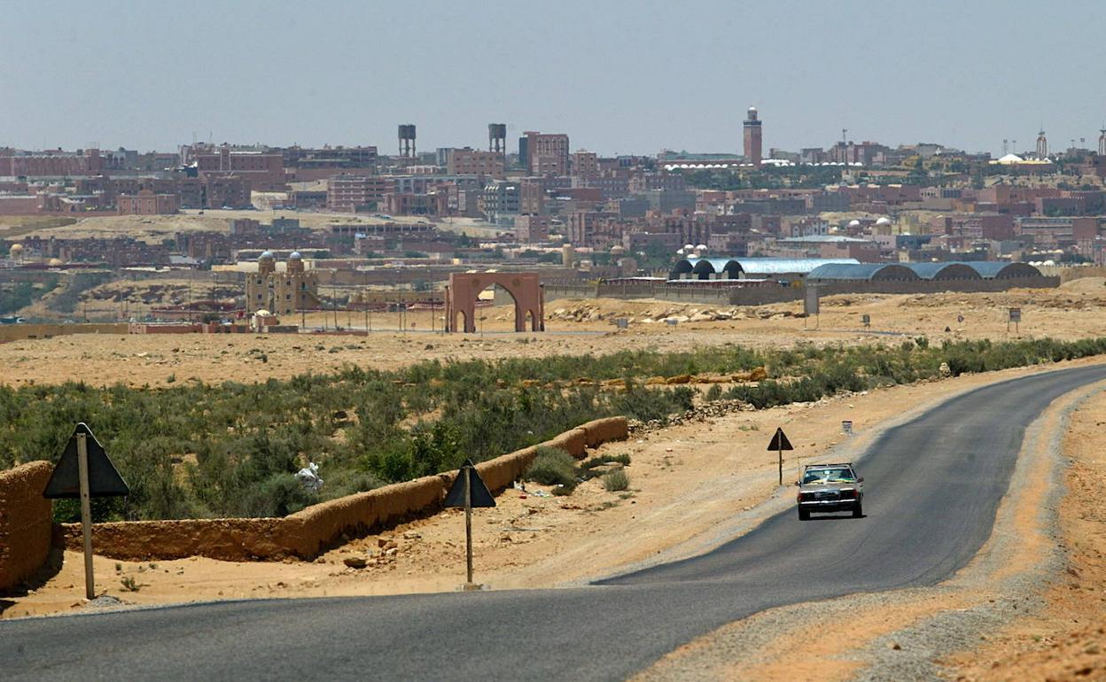 Un coche circula por una carretera de El Aaioun,