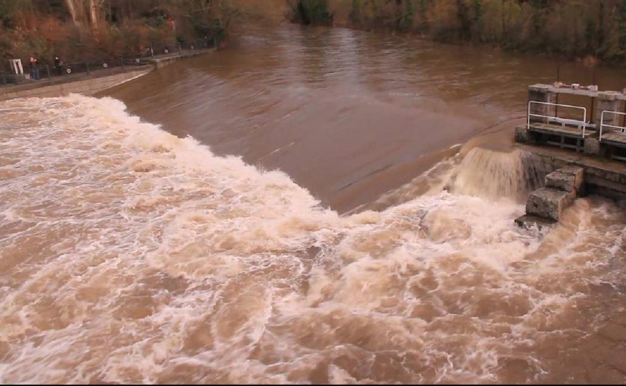 El Eresma, con un alto caudal en Segovia. 