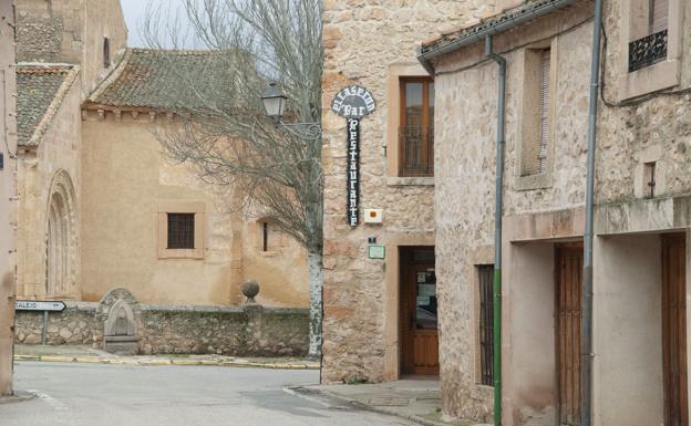 Calle vacía y el bar restaurante cerrado en San Pedro de Gaíllos.