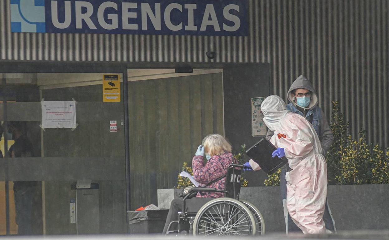 Una mujer es llevada a Urgencias del Hospital Clínico de Valladolid.