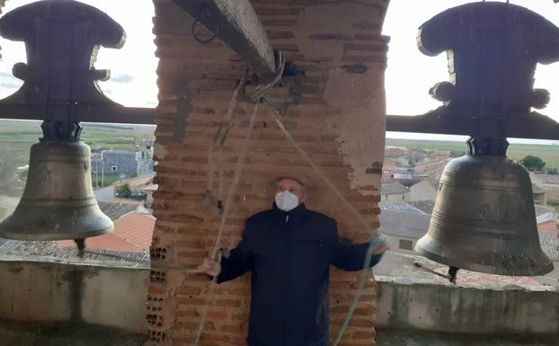 Félix Fernández, en la torre, tocando las campanas.. 