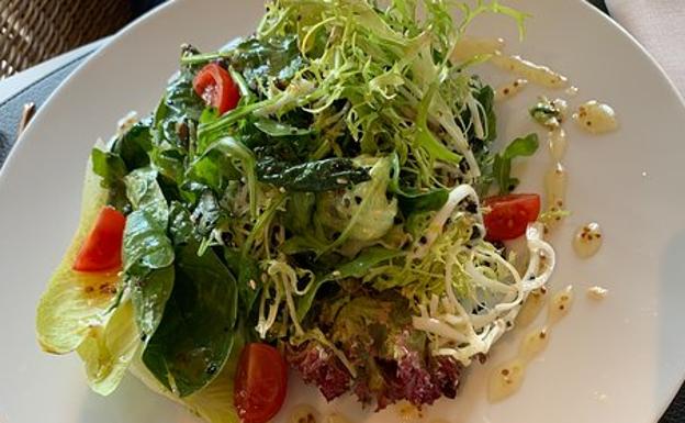 Ensalada de brotes verdes lista para degustar