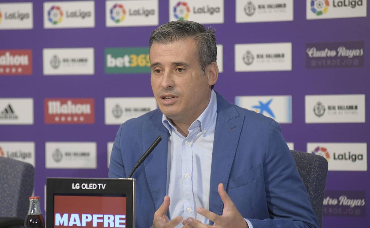 Miguel Ángel Gómez, director deportivo del Real Valladolid en una rueda de prensa en agosto de 2019.