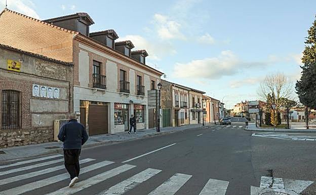 Comercios cerrados y poca gente en laas calles de Mojados. 