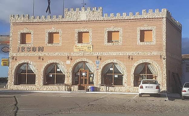 Mesón de Ataquines, cerca de la autovía, cerrado. 