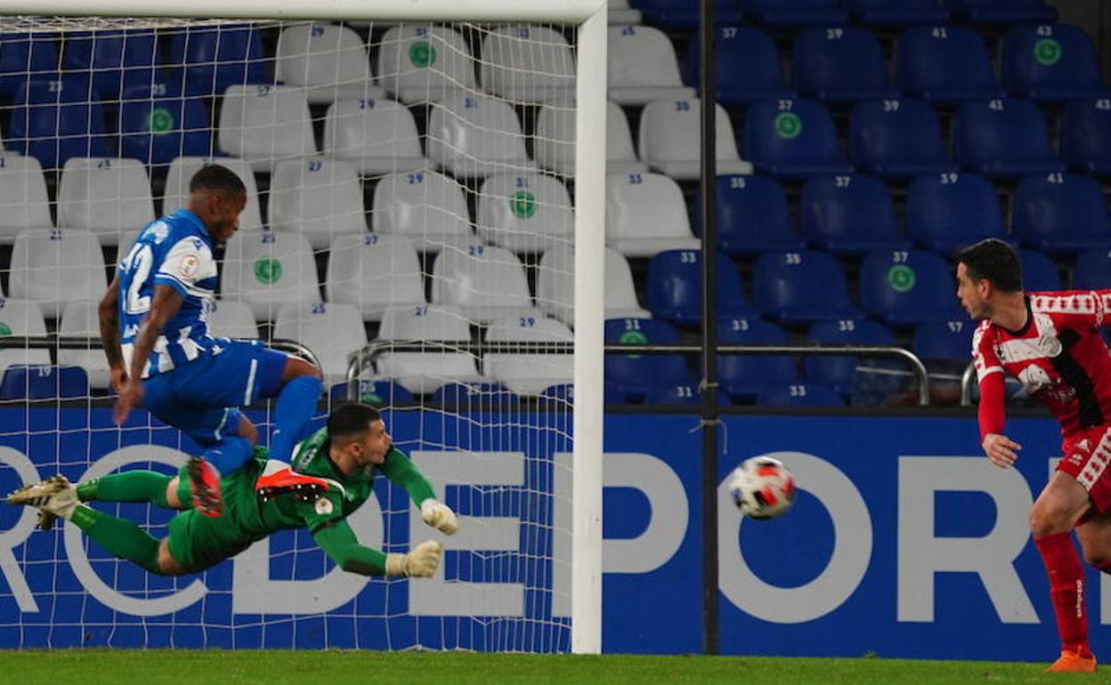 Miguel Serna despeja un balón ante el Deportivo de La Coruña. 