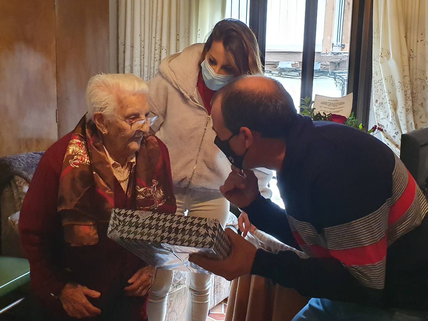 Fotos: Josefa Ripoll Martín celebra sus 100 años en Garcibuey, Salamanca