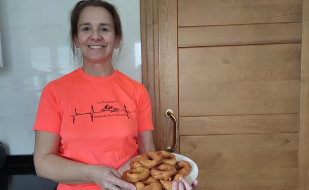 Yolanda muestra el resultado de sus rosquillas. 