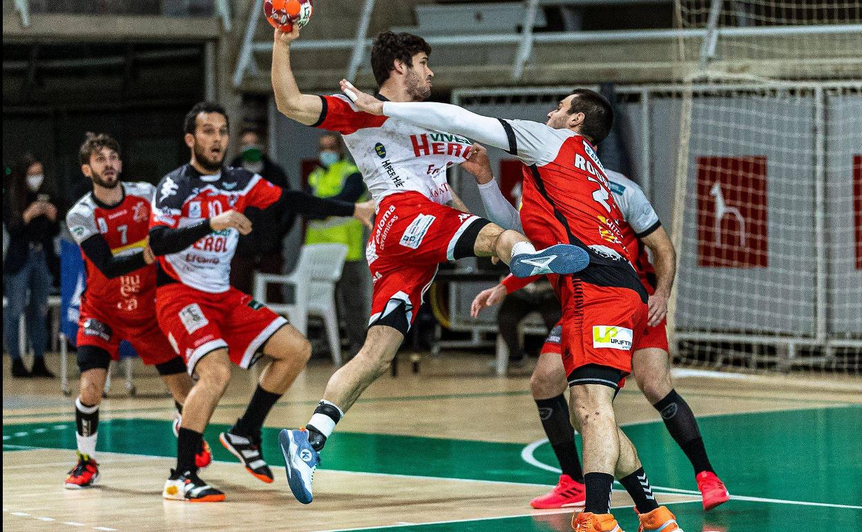 Rodrigo Pérez efectúa un lanzamiwnto durante el partido en Huesca.