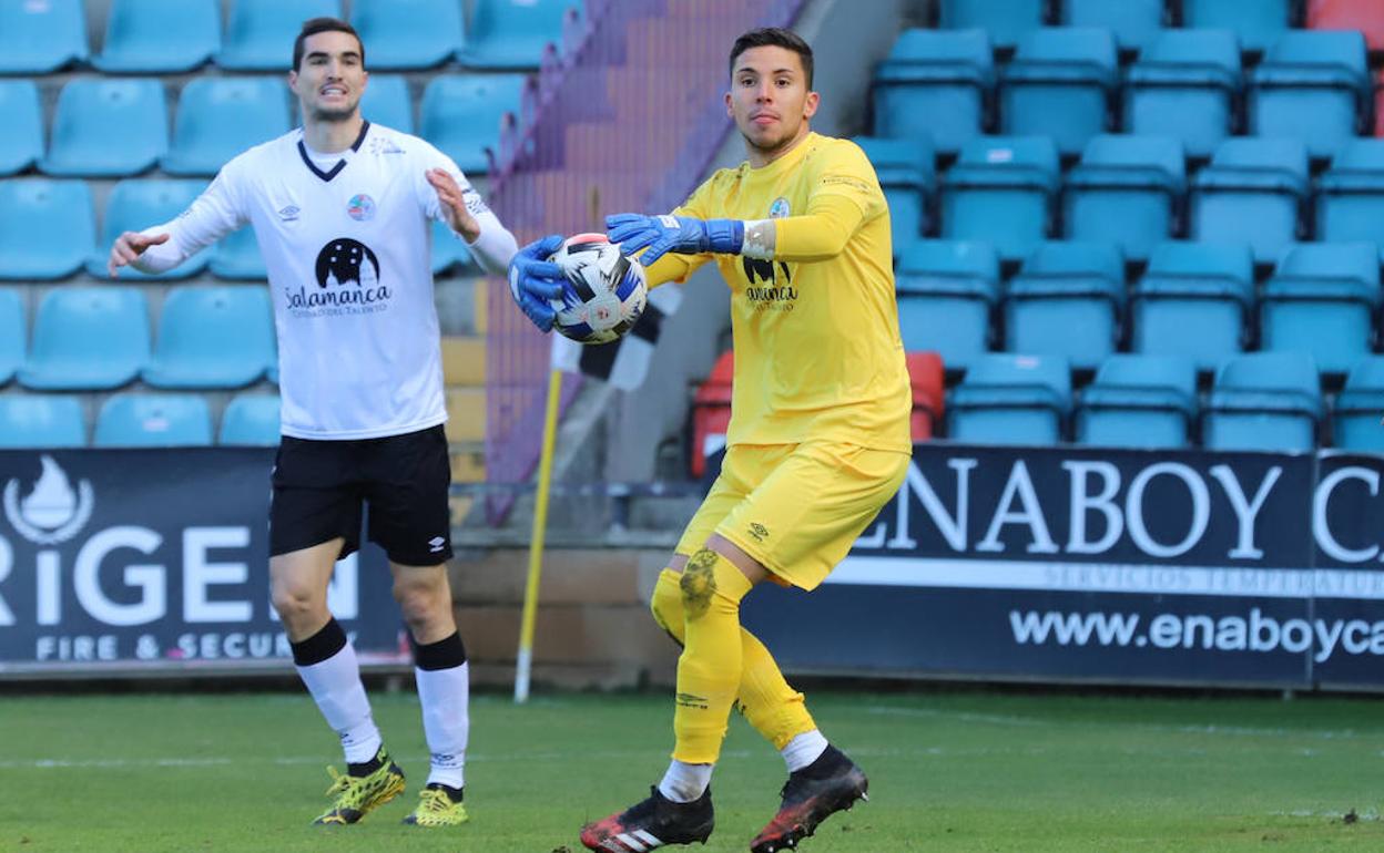 Dani Barbero se dispone a sacar con la mano en el derbi del sábado ante el CD Guijuelo. 