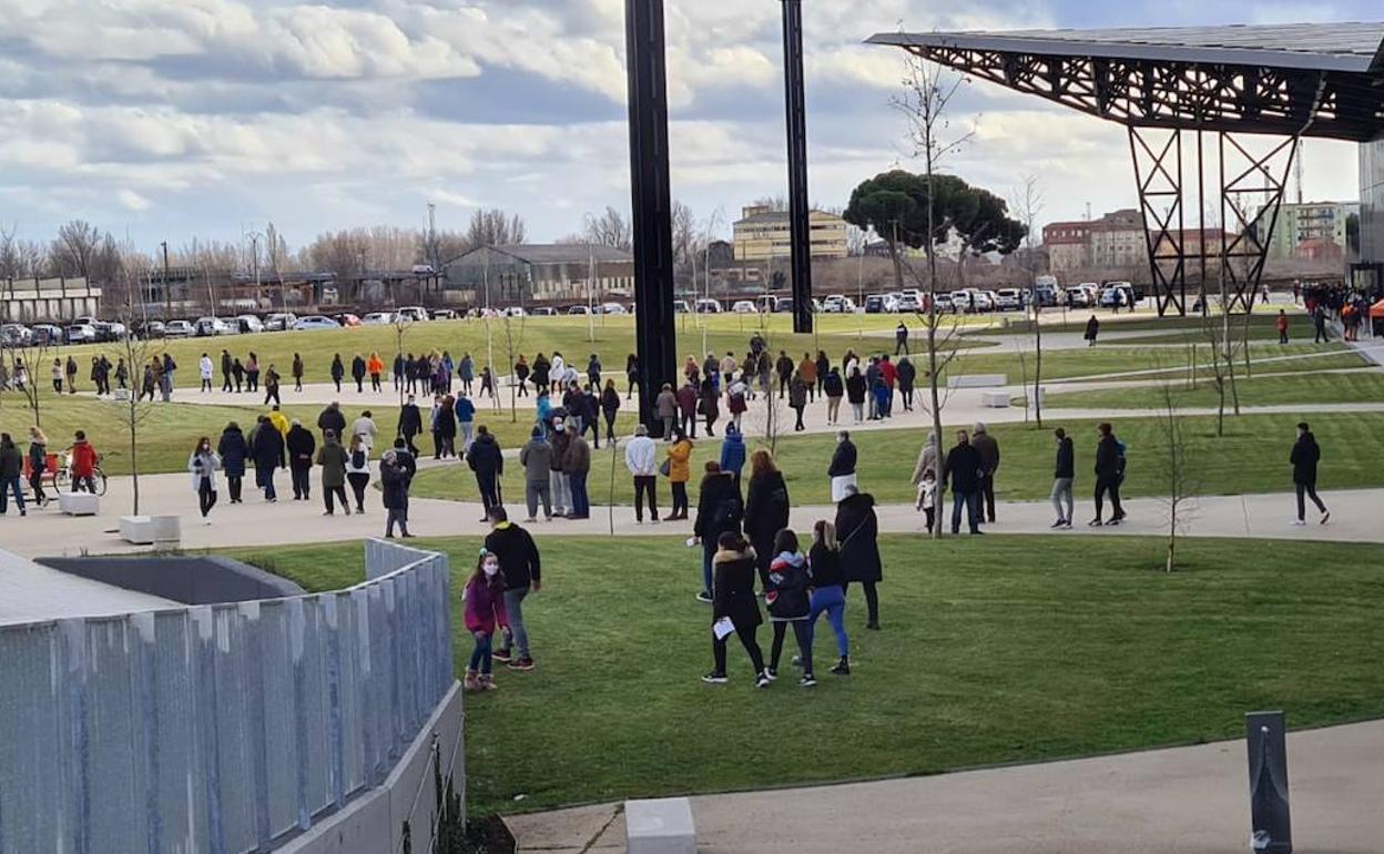 Los leoneses acuden a la llamada para realizarse un test de antígenos en el primer cribado masivo para toda la capital.