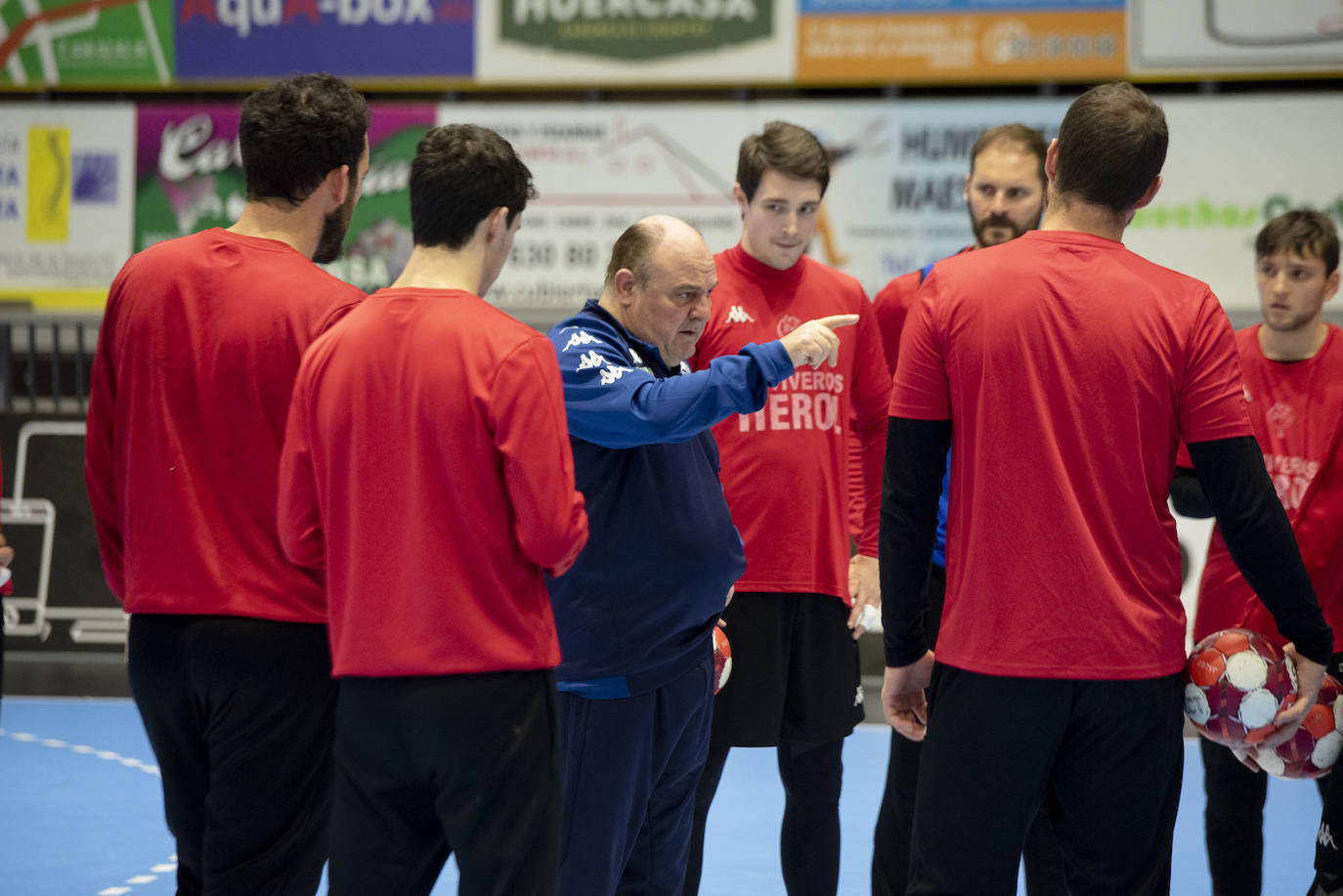 Zupo Equisoain explica un ejercicio durante un entrenamiento del Viveros Herol Balonmano Nava. 