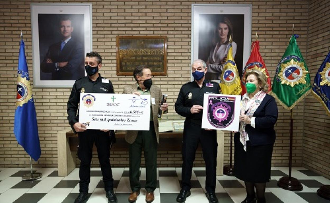 La Escuela Nacional de Policía en colaboración con la asociación Abrazo Azul, entrega 6.500 euros a la Asociación Española contra el Cáncer (AECC), a través de los representantes en su delegación de Ávila.