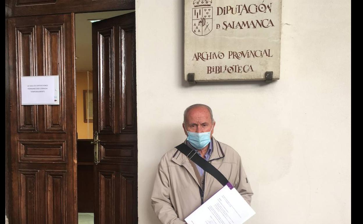 Rogelio Rodríguez,en la puerta del archivo provincial con el documento de cesión de los fondos.