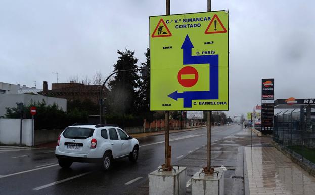 Cartel con el itinerario del desvío por el corte del Camino Viejo de Simancas.