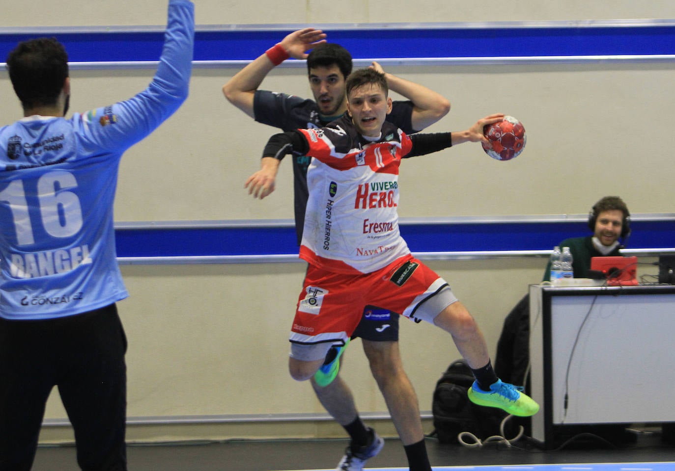 Partido entre el Balonmano Nava y el Balonmano Logroño 