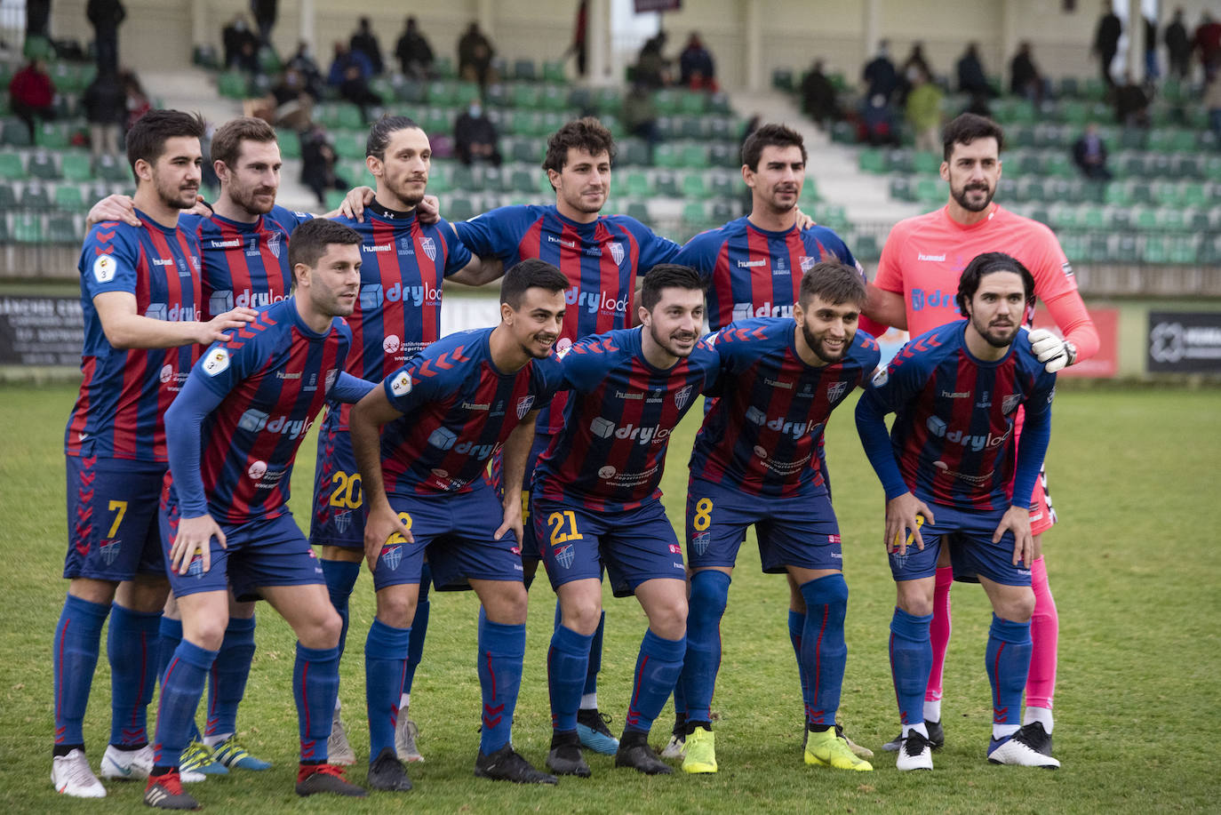 Alineación del equipo frente al Burgos B en la 20-21 (Fotografía: Óscar Costa)