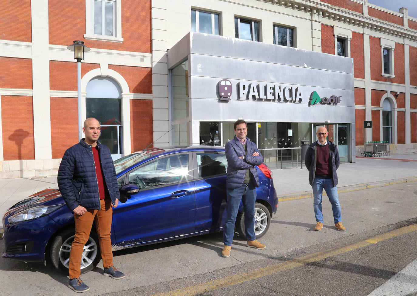 Pablo Polanco, Jacobo Abad y José Carlos de Prado, de la asociación de afectados, en el exterior de la estación de Palencia. 