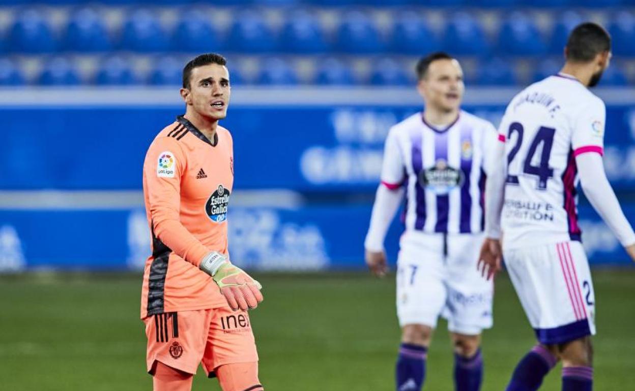 Jordi Masip, junto a Roque Mesa y Joaquín Fernández, durante el encuentro de este viernes frente al Alavés en Mendizorroza.