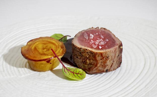 Imagen principal - Arriba, Lomo de jabalí con un tatín de manzana reineta de El Bierzo. Abajo, 'Pan en chocolat' de conejo de monte sobre un guisito de rebozuelos, y Gelée de naranja, con helado de tomillo limonero y yemitas de La Bañeza, crema de cítricos y galleta de mantequilla. 