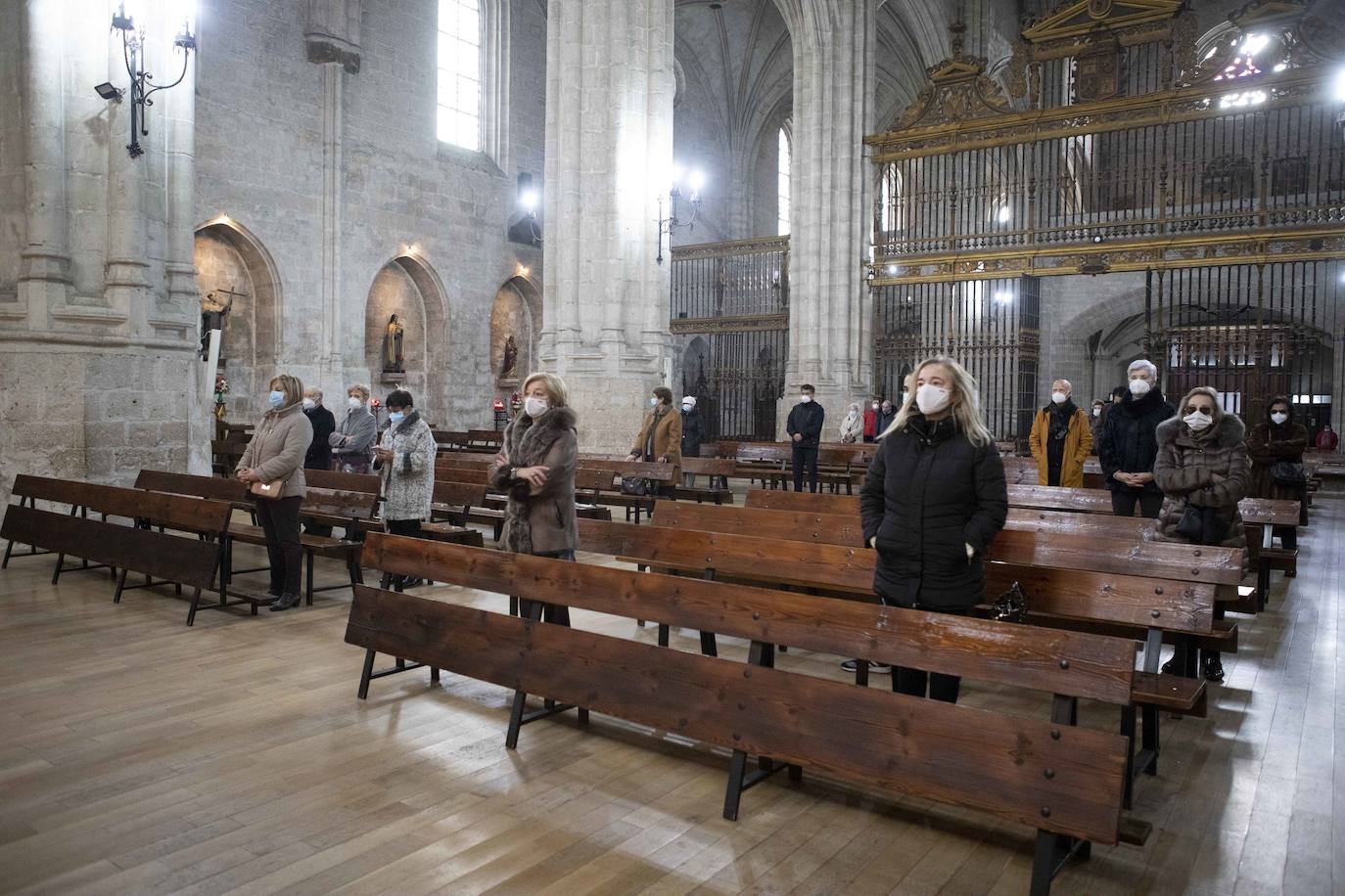 Fotos: Límite de aforo en la iglesia de San Benito