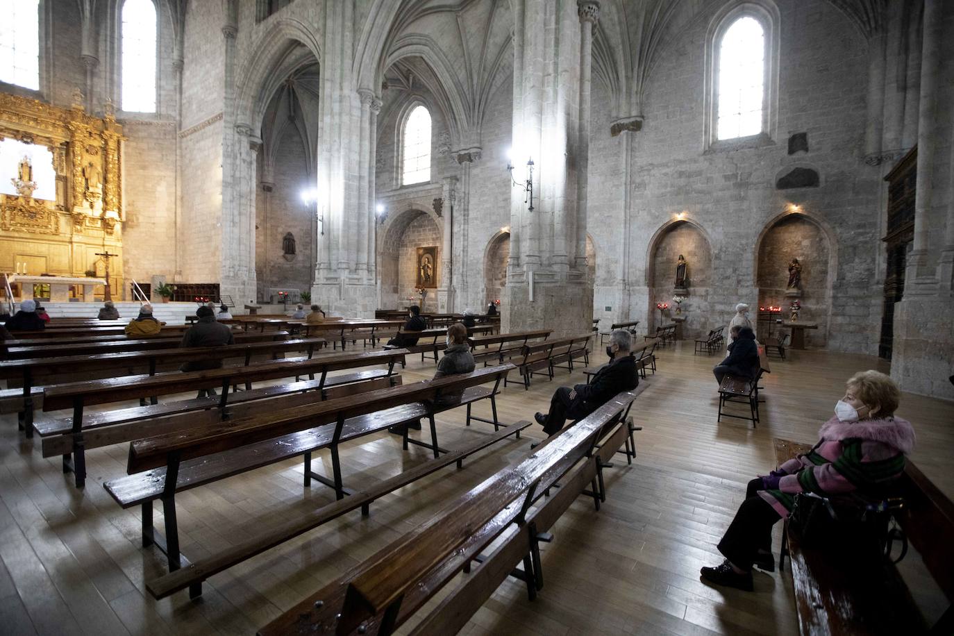 Fotos: Límite de aforo en la iglesia de San Benito