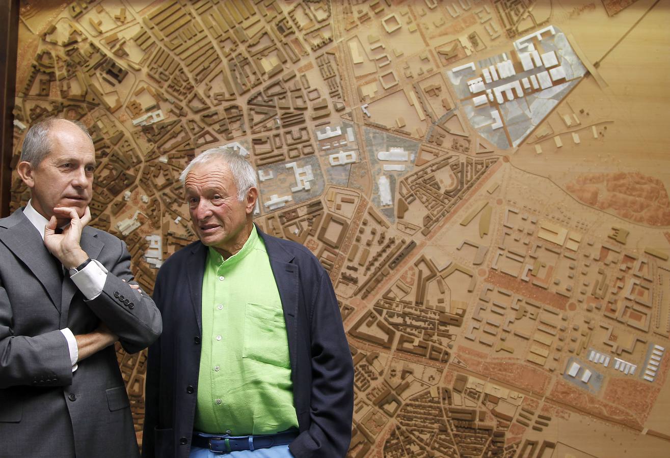 07.10.11 Richard Rogers (d), junto con su socio Simon Smithson, momentos antes de la conferencia pronunciada hoy en la Escuela de Arquitectura de Valladolid.