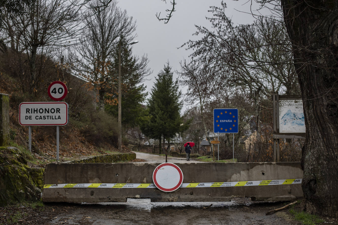 Fotos: Rihonor de Castilla y Rio de Onor: un casco urbano dividido por el cierre de la frontera entre España y Portugal