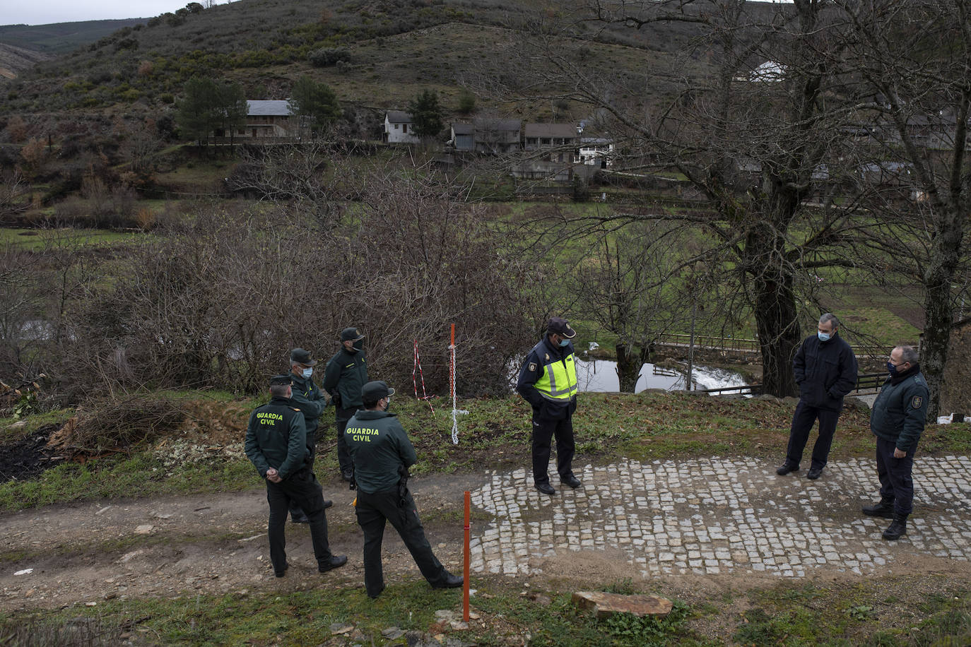 Varios agentes españoles y lusos, en la frontera.