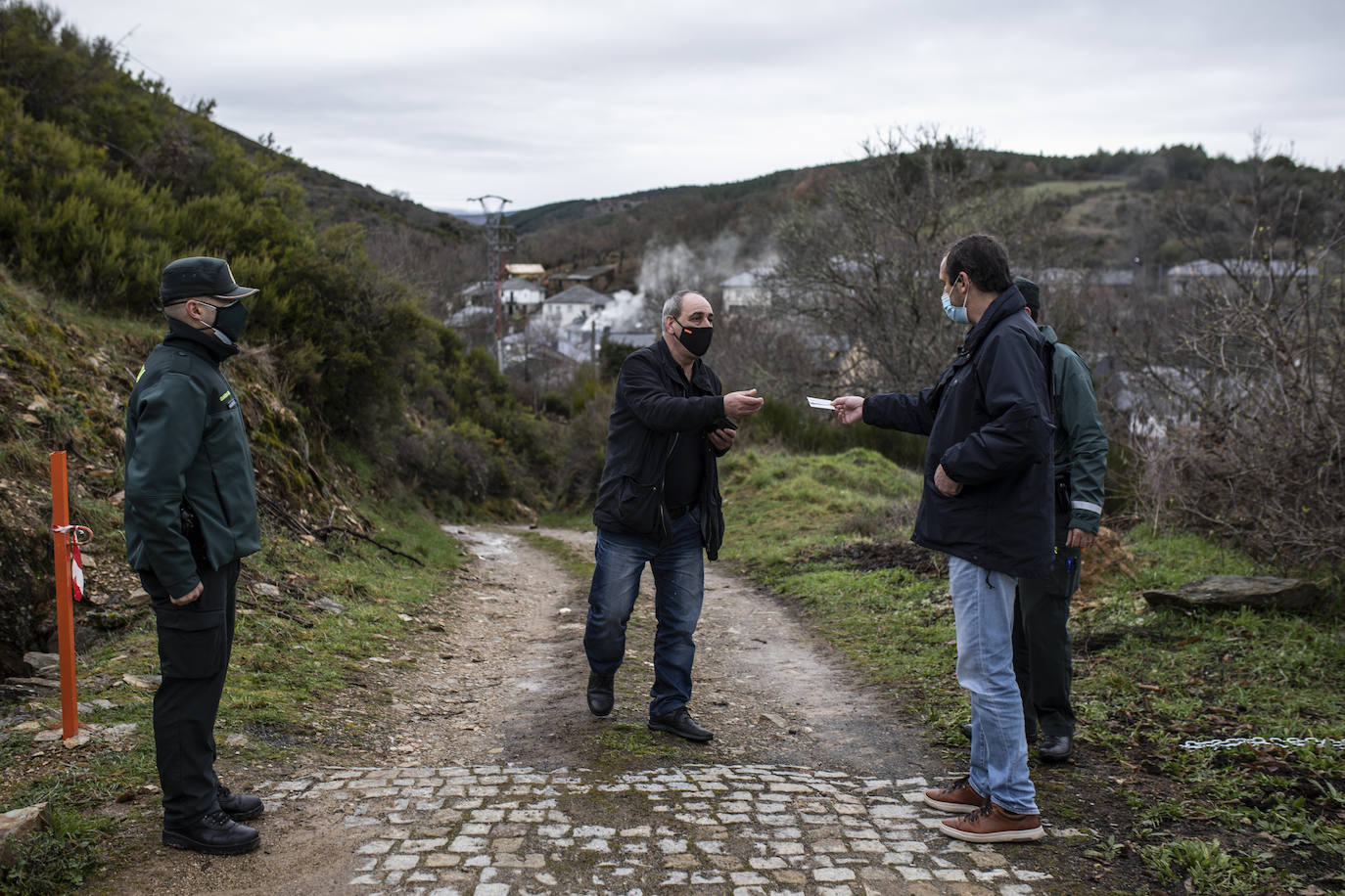 Un agente de Guardia Civil pide documentación a un hombre en la frontera.