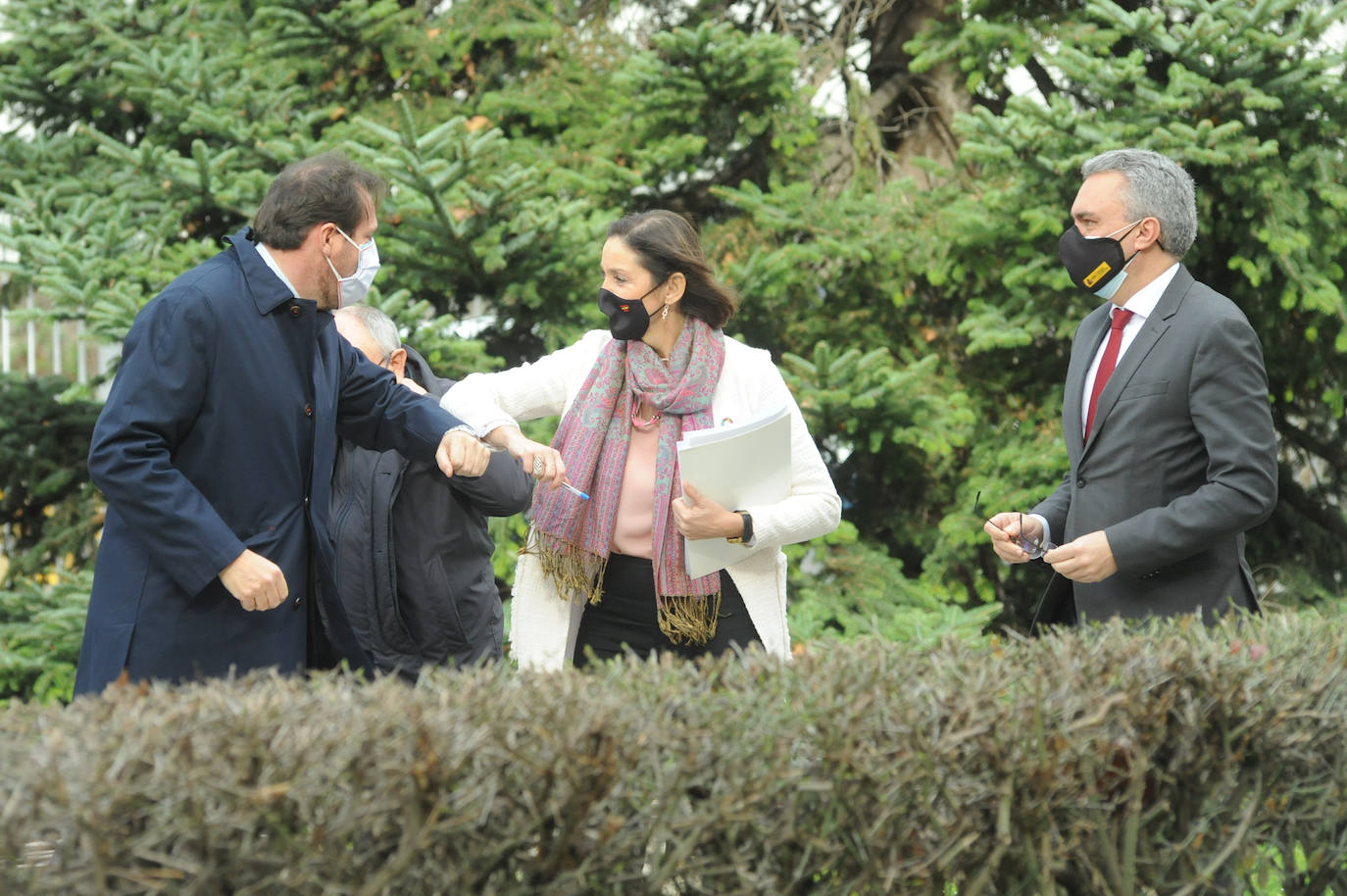 Óscar Puente saluda a Reyes Maroto en presencia de Emilio Álvarez Villazán y Javier Izquierdo.