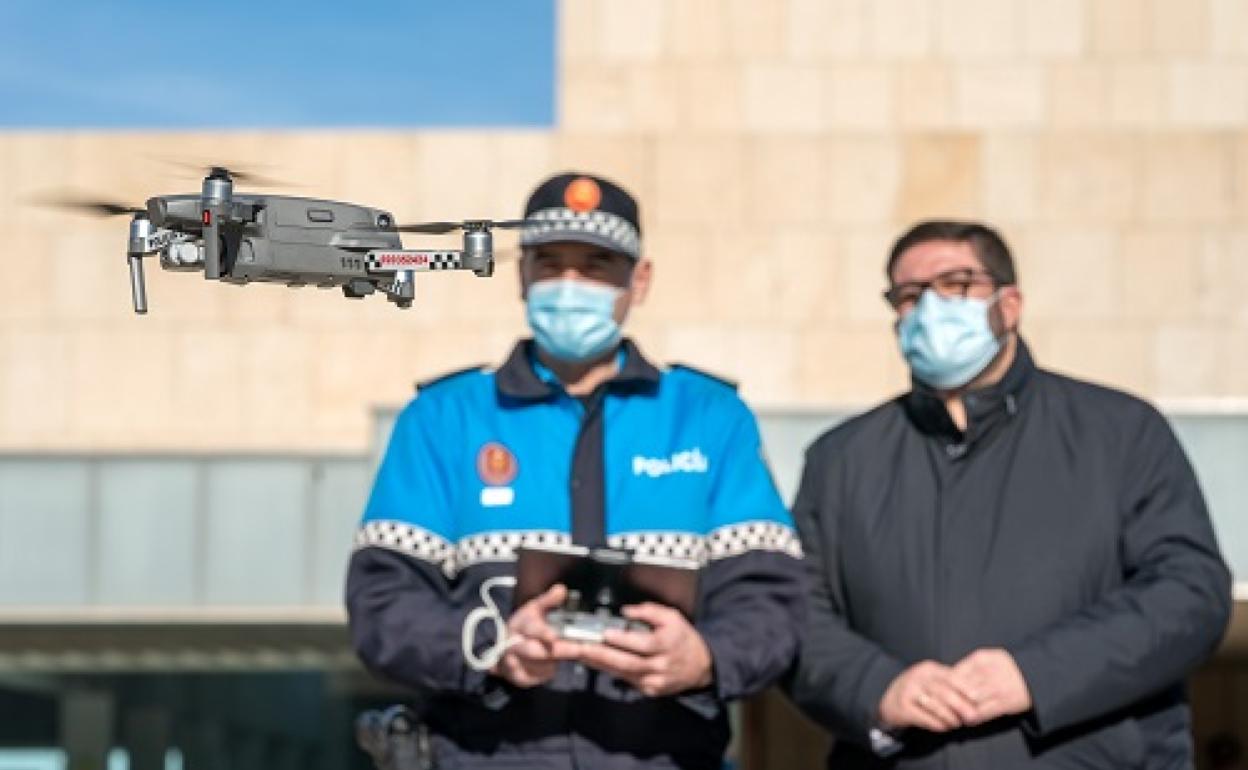 El dron que entró en funcionamiento al servicio de la Policía Local volando durante la presentación, que contó con la presencia del alcalde de Ávila, Jesús Manuel Sánchez-Cabrera 