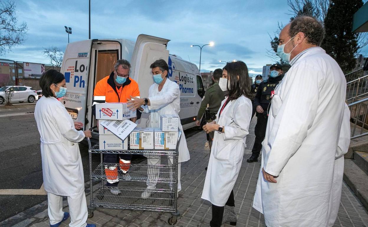 Personal del Hospital Clínico Universitario de Zaragoza recibe ayer las primeras dosis de AstraZeneca. 