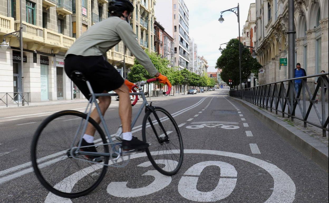 Un ciclista urbano circula por la calle Miguel Íscar.