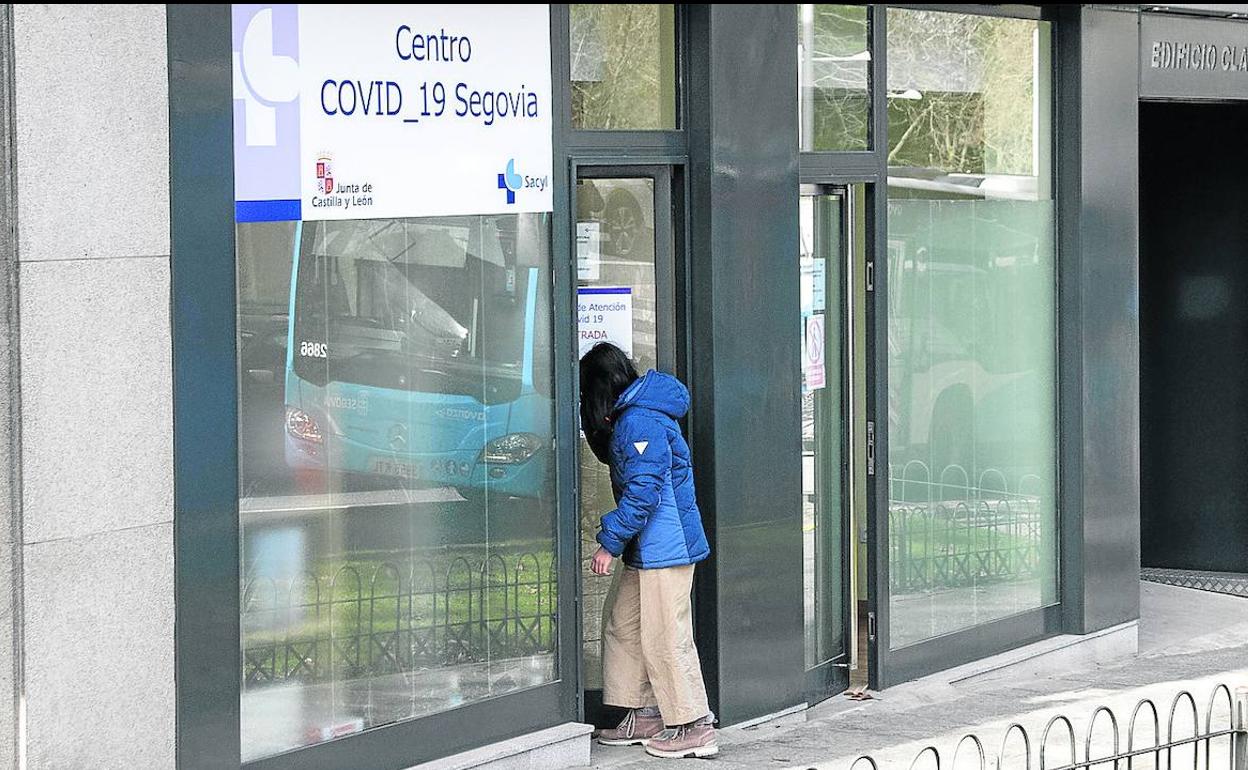 Una mujer entra estos días en el centro covid urbano, abierto el pasado mes de enero en la avenida Padre Claret de la ciudad. 