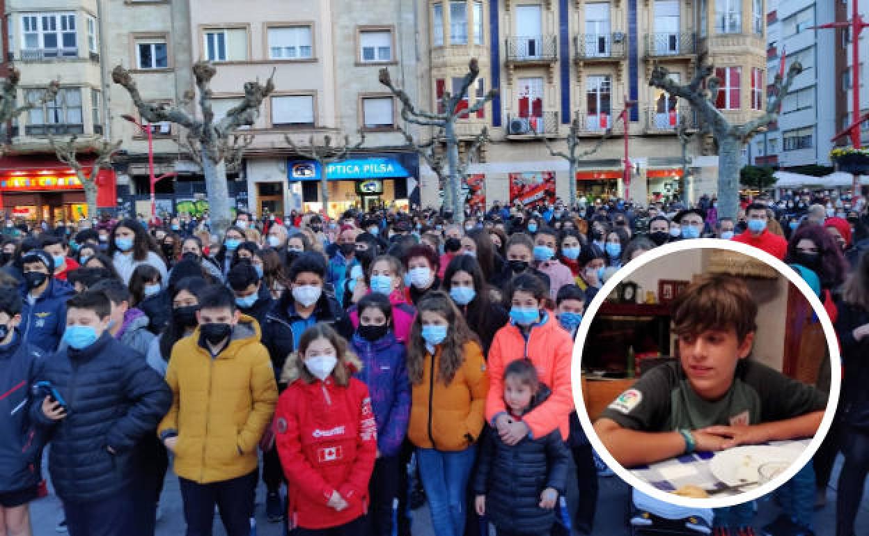 Miles de vecinos de Miranda homenajean a Yago en la plaza Antonio Machado.