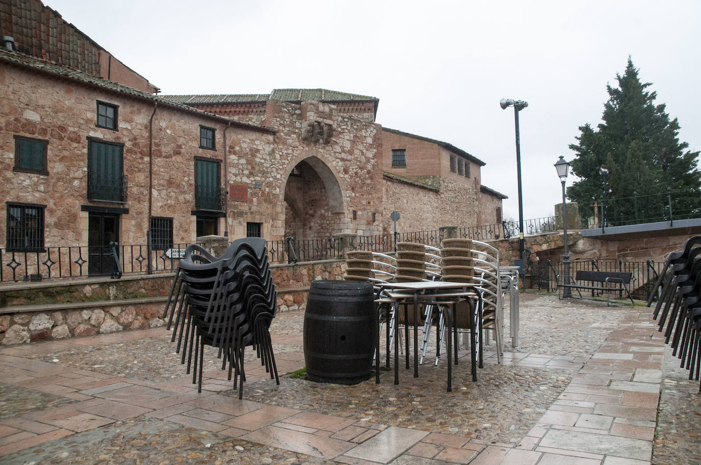 Terraza vacía y recogida en uno de los establecimientos en la localidad de Ayllón. 
