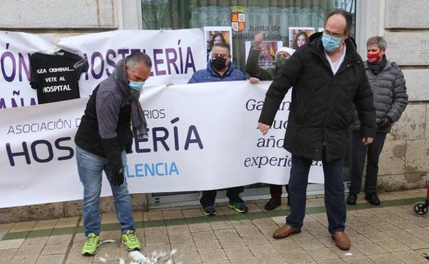 Los hosteleros de Castilla y León rompen platos en protesta por su situación frente a la covid-19